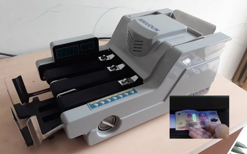 Phân tích sắc độ phát quang để xác nhận mệnh giá